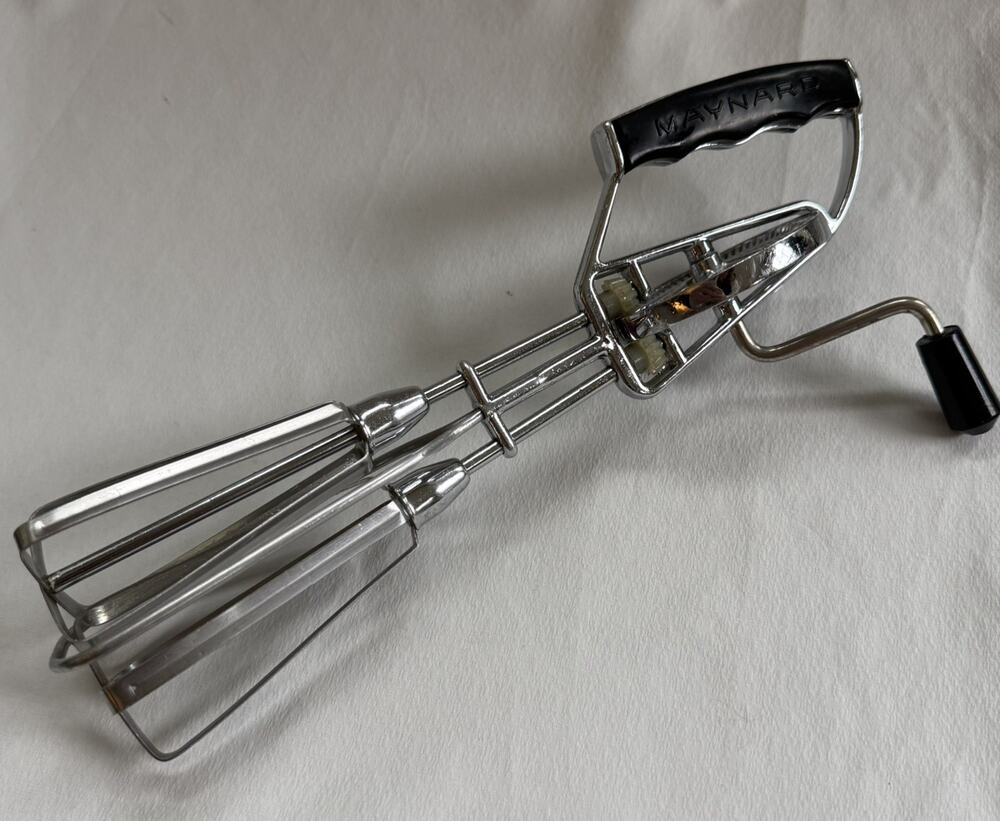 Vintage Hand Mixer Egg Beater Kitchen Whisk Bakelite - Maynard Type Black